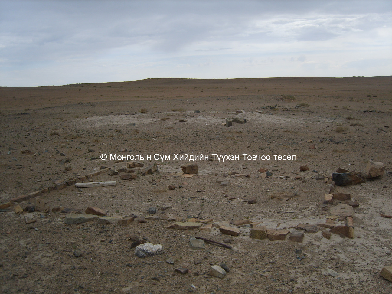 Хийдийн Зүүн-Хойд талд байгаа байшингийн суурь 